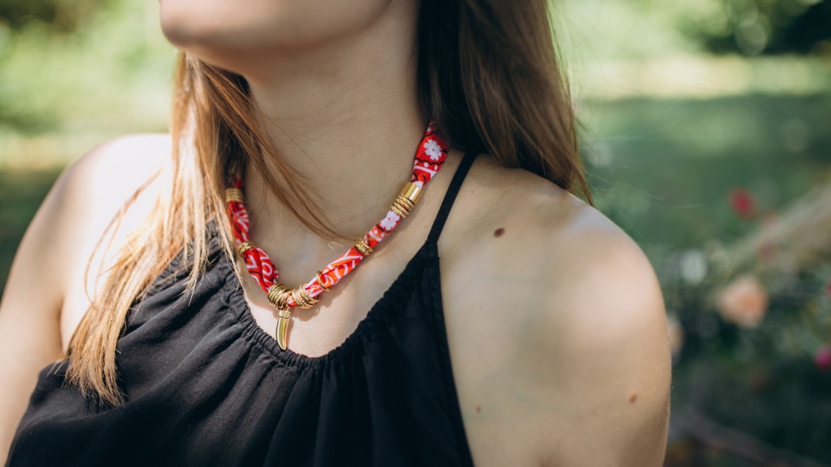 Schéma Collier bandana orange et perles travaillées Schéma Collier bandana orange et perles travaillées