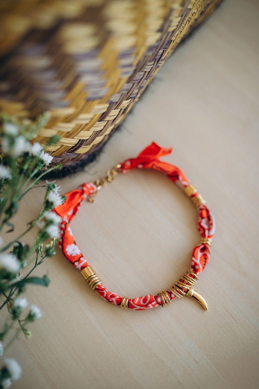 Schéma Collier bandana orange et perles travaillées Schéma Collier bandana orange et perles travaillées