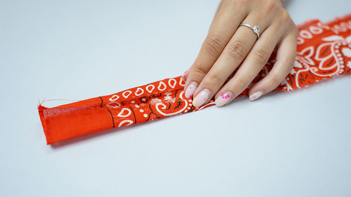 Collier bandana orange et perles travaillées : Etape 2 Collier bandana orange et perles travaillées : Etape 2