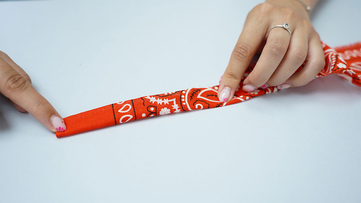 Collier bandana orange et perles travaillées : Etape 3 Collier bandana orange et perles travaillées : Etape 3