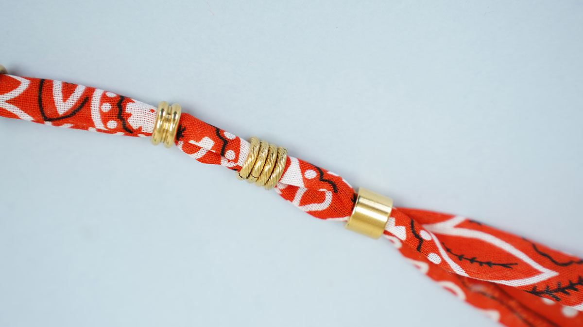 Collier bandana orange et perles travaillées : Etape 4 Collier bandana orange et perles travaillées : Etape 4