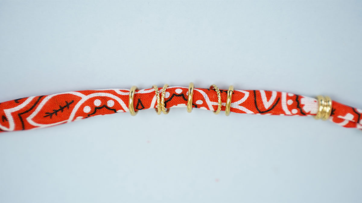 Collier bandana orange et perles travaillées : Etape 5 Collier bandana orange et perles travaillées : Etape 5