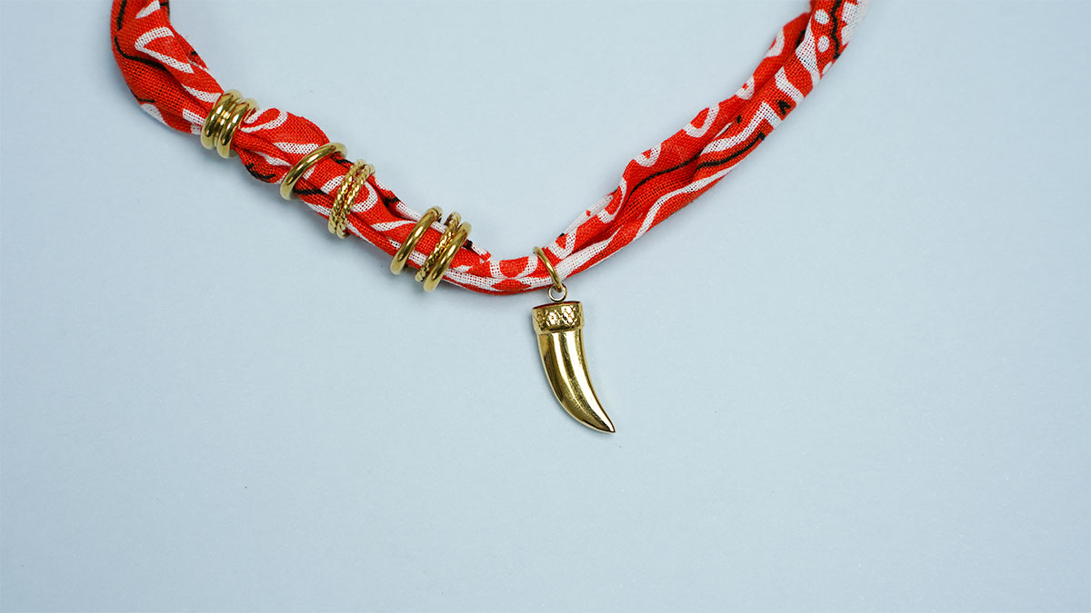 Collier bandana orange et perles travaillées : Etape 6 Collier bandana orange et perles travaillées : Etape 6