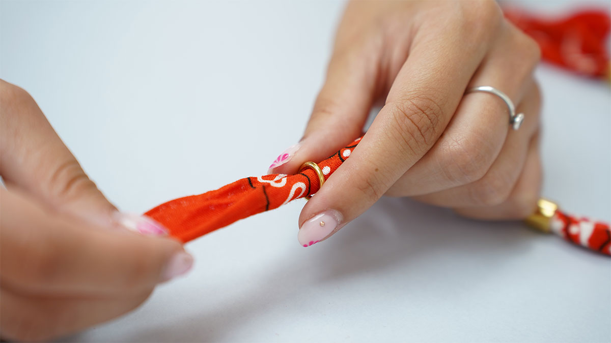 Collier bandana orange et perles travaillées : Etape 7 Collier bandana orange et perles travaillées : Etape 7