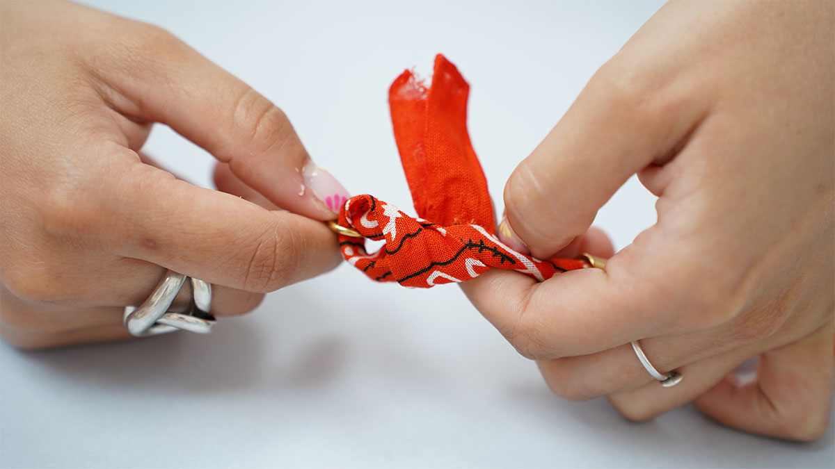 Collier bandana orange et perles travaillées : Etape 9 Collier bandana orange et perles travaillées : Etape 9