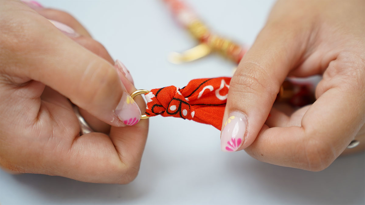 Collier bandana orange et perles travaillées : Etape 11 Collier bandana orange et perles travaillées : Etape 11