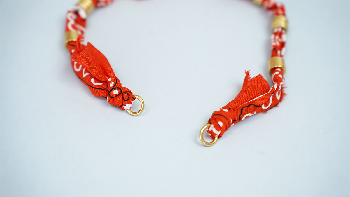 Collier bandana orange et perles travaillées : Etape 12 Collier bandana orange et perles travaillées : Etape 12