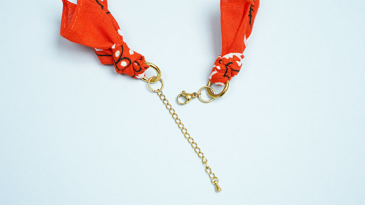 Collier bandana orange et perles travaillées : Etape 13 Collier bandana orange et perles travaillées : Etape 13