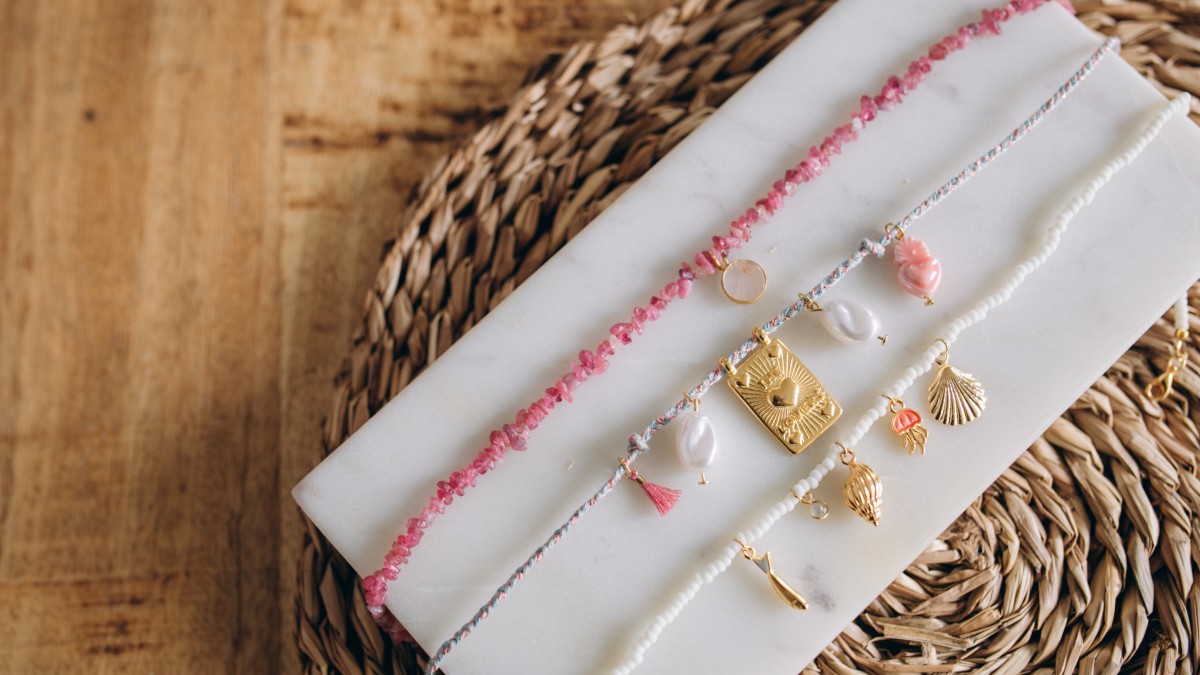 Schéma DIY stacking de colliers avec pierres gemmes, perles Miyuki et cordon Schéma DIY stacking de colliers avec pierres gemmes, perles Miyuki et cordon