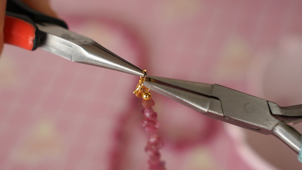 DIY stacking de colliers avec pierres gemmes, perles Miyuki et cordon : Etape 4 DIY stacking de colliers avec pierres gemmes, perles Miyuki et cordon : Etape 4