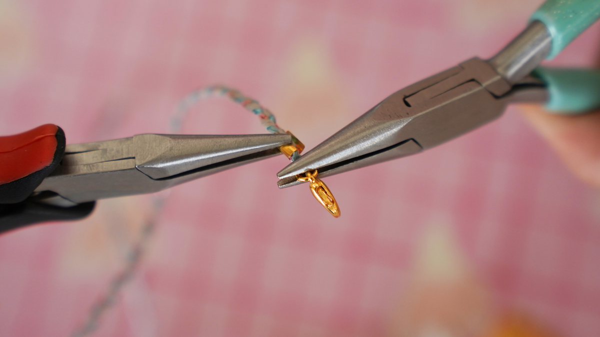 DIY stacking de colliers avec pierres gemmes, perles Miyuki et cordon : Etape 13 DIY stacking de colliers avec pierres gemmes, perles Miyuki et cordon : Etape 13