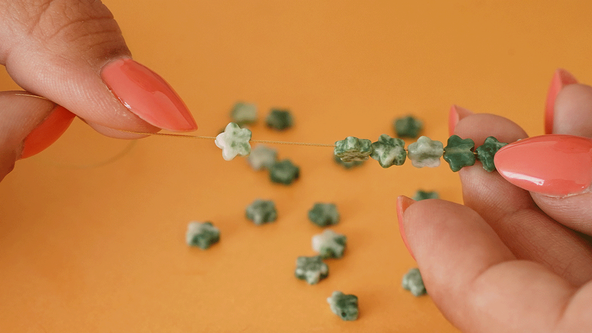 Ensemble de bracelets vert et doré en pierres naturelles : Etape 2