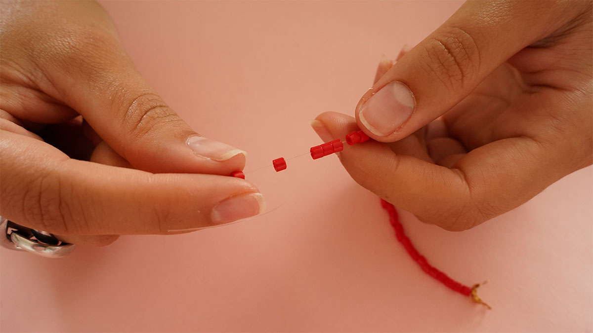 Bracelet en perle Miyuki Delica à nouer : Etape 3 Bracelet en perle Miyuki Delica à nouer : Etape 3