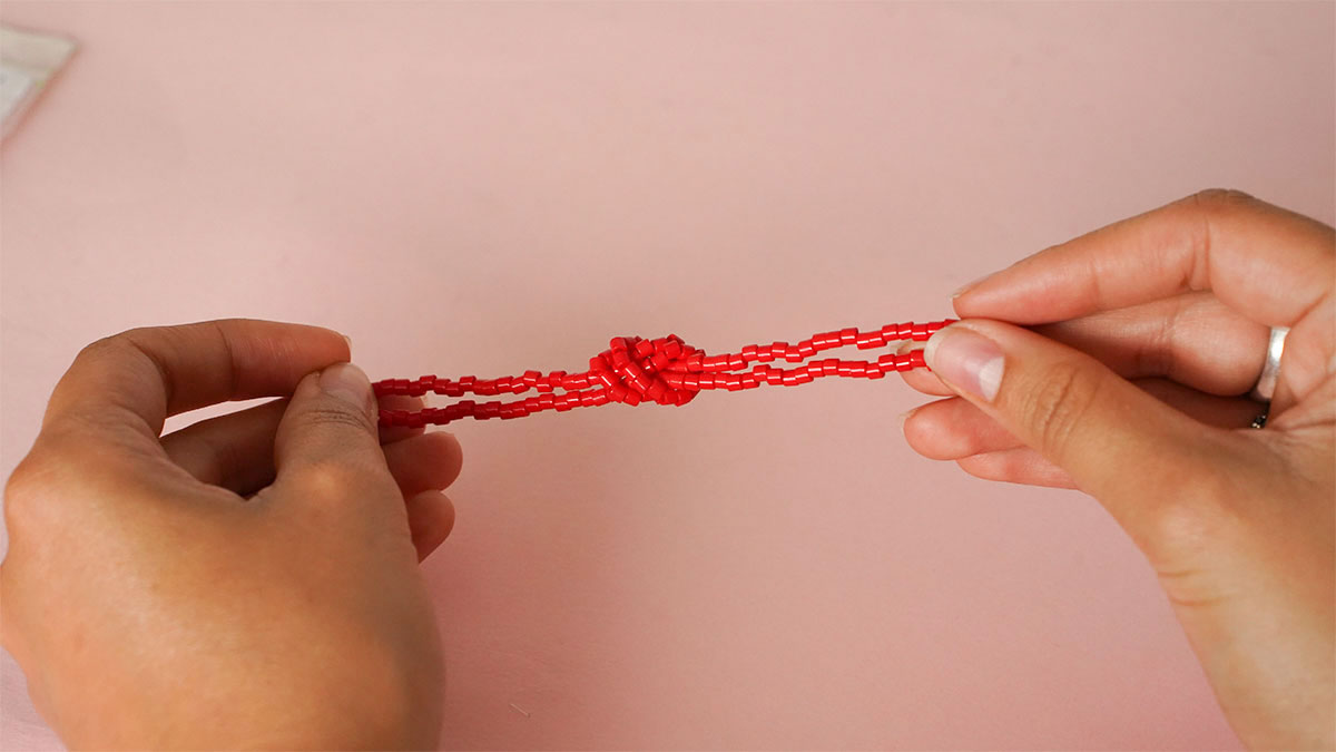 Bracelet en perle Miyuki Delica à nouer : Etape 9 Bracelet en perle Miyuki Delica à nouer : Etape 9