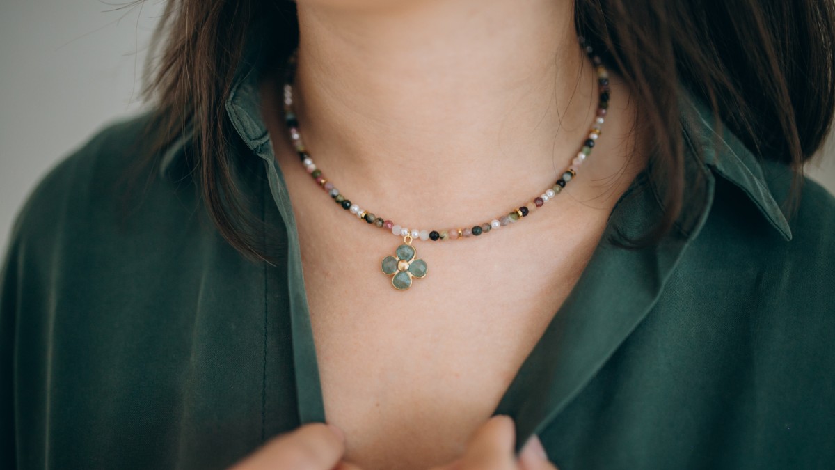 Collier en perles tourmaline avec trèfle aventurine