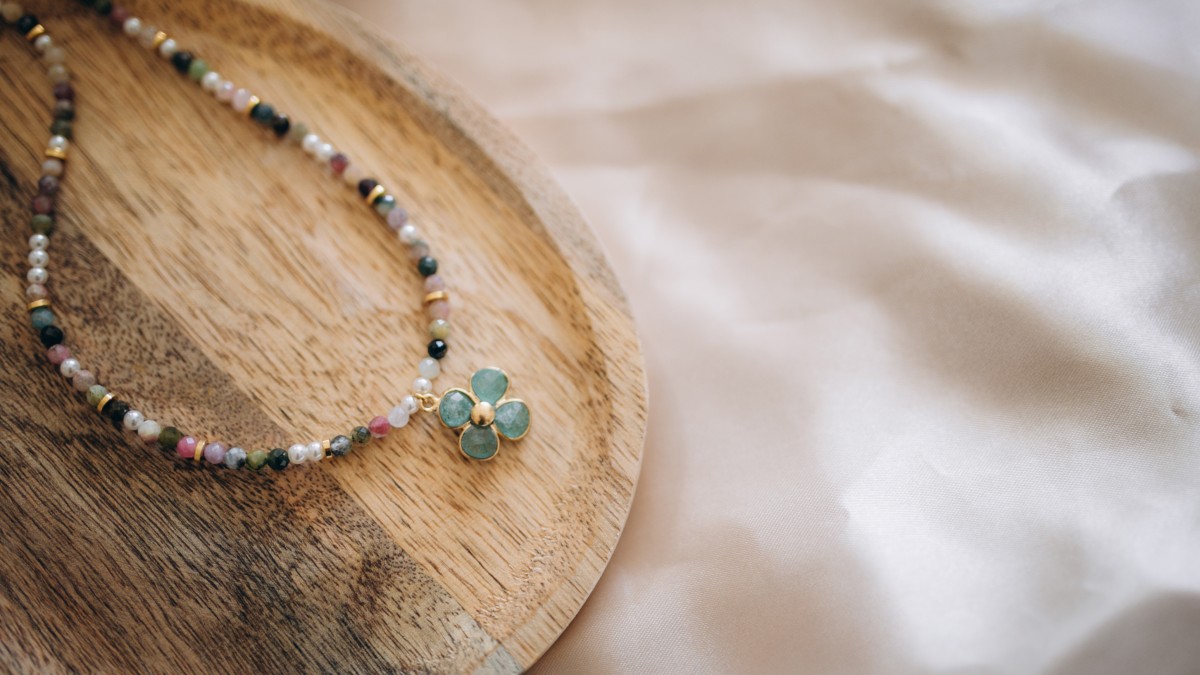 Schéma Collier en perles tourmaline avec trèfle aventurine