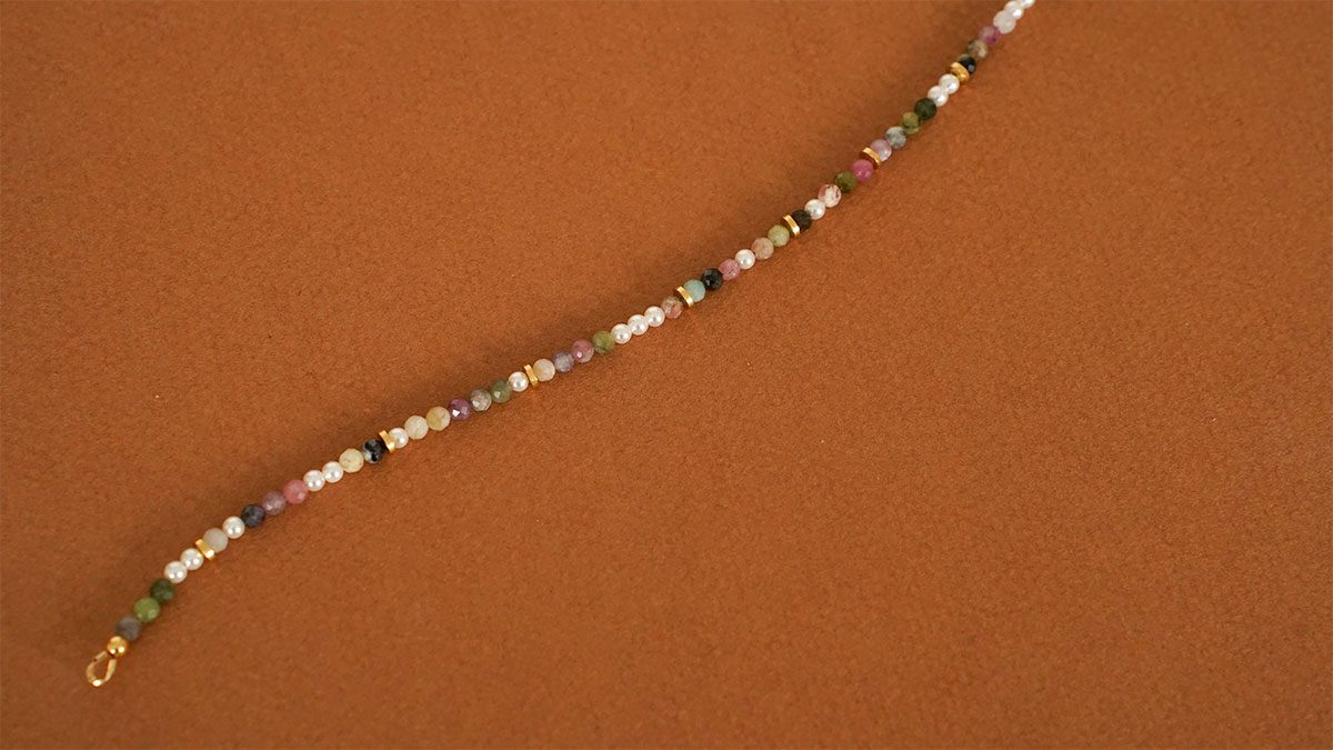 Collier en perles tourmaline avec trèfle aventurine : Etape 3