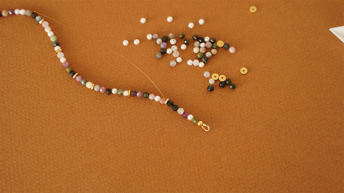 Collier en perles tourmaline avec trèfle aventurine : Etape 4