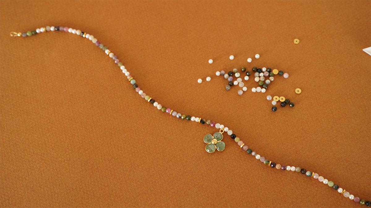 Collier en perles tourmaline avec trèfle aventurine : Etape 5