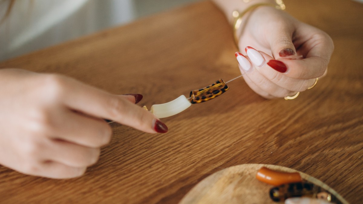 Bracelets élastiques avec perles tubes automne : Etape 2 Bracelets élastiques avec perles tubes automne : Etape 2
