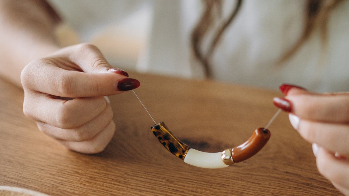 Bracelets élastiques avec perles tubes automne : Etape 3 Bracelets élastiques avec perles tubes automne : Etape 3