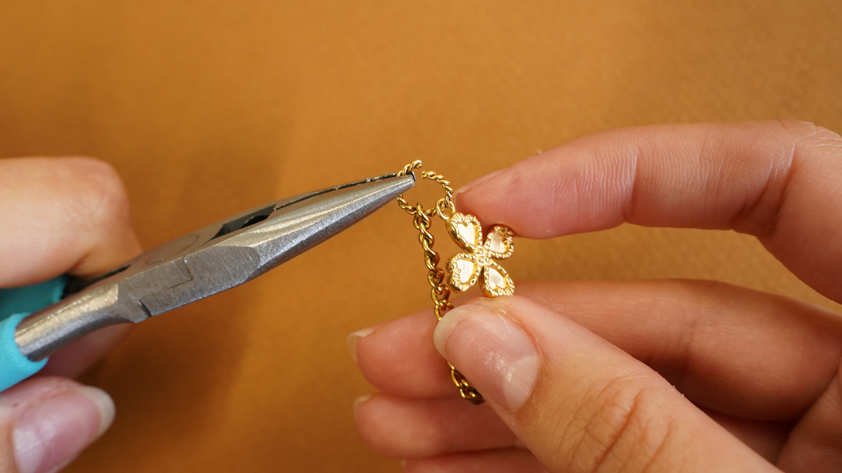 Boucles d'oreilles pendantes asymétriques porte-bonheur : Etape 4