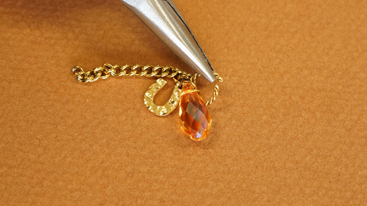 Boucles d'oreilles pendantes asymétriques porte-bonheur : Etape 7