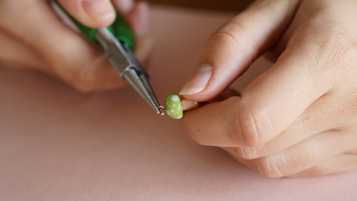 Mes bijoux DIY - Kit bijoux Collier charms Automne en Acier Inoxydable Doré : Etape 4