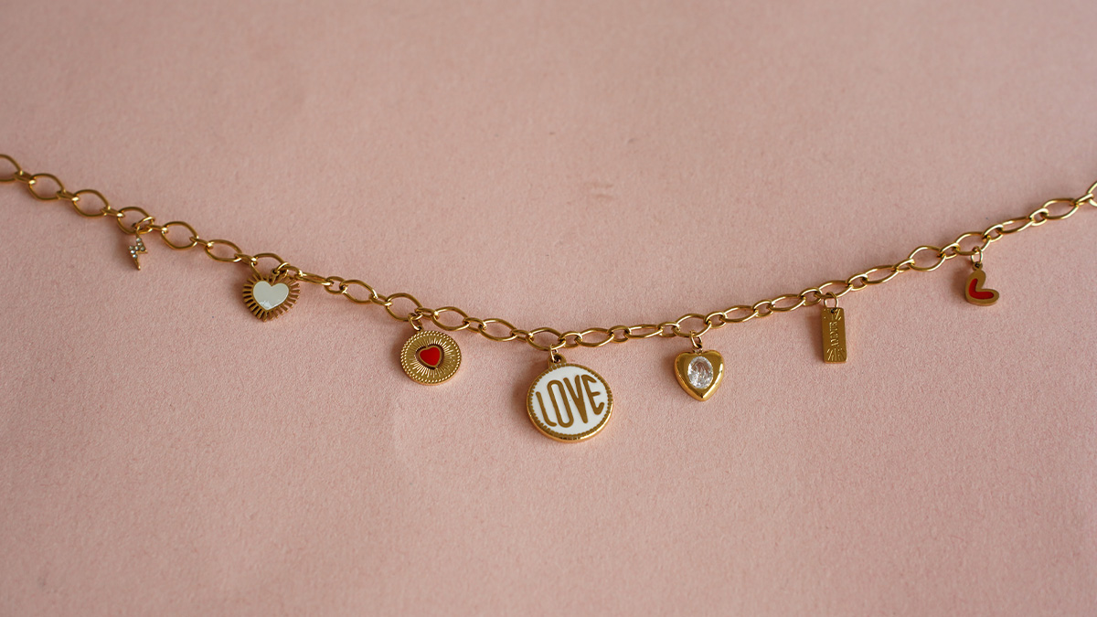 Mes bijoux DIY - Kit bijoux Collier charms Coeurs en Acier Inoxydable Doré : Etape 3