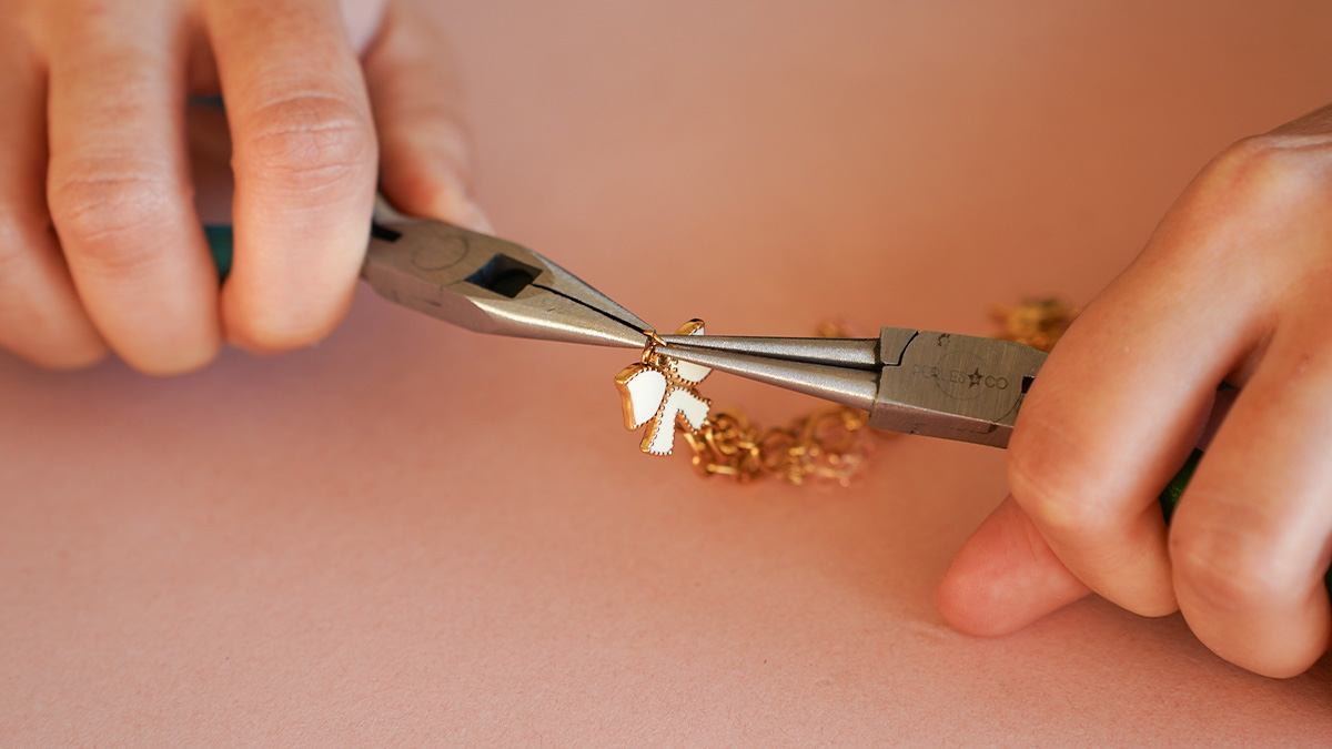 Mes bijoux DIY - Kit bijoux Collier charms Girly en Acier Inoxydable Doré : Etape 2