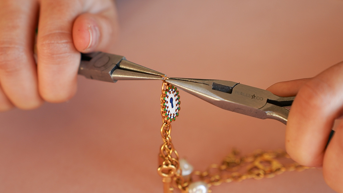 Mes bijoux DIY - Kit bijoux Collier charms Clés en Acier Inoxydable Doré : Etape 2 Mes bijoux DIY - Kit bijoux Collier charms Clés en Acier Inoxydable Doré : Etape 2