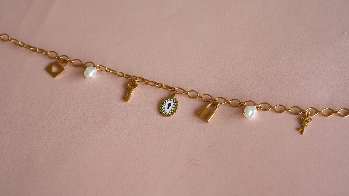 Mes bijoux DIY - Kit bijoux Collier charms Clés en Acier Inoxydable Doré : Etape 3 Mes bijoux DIY - Kit bijoux Collier charms Clés en Acier Inoxydable Doré : Etape 3