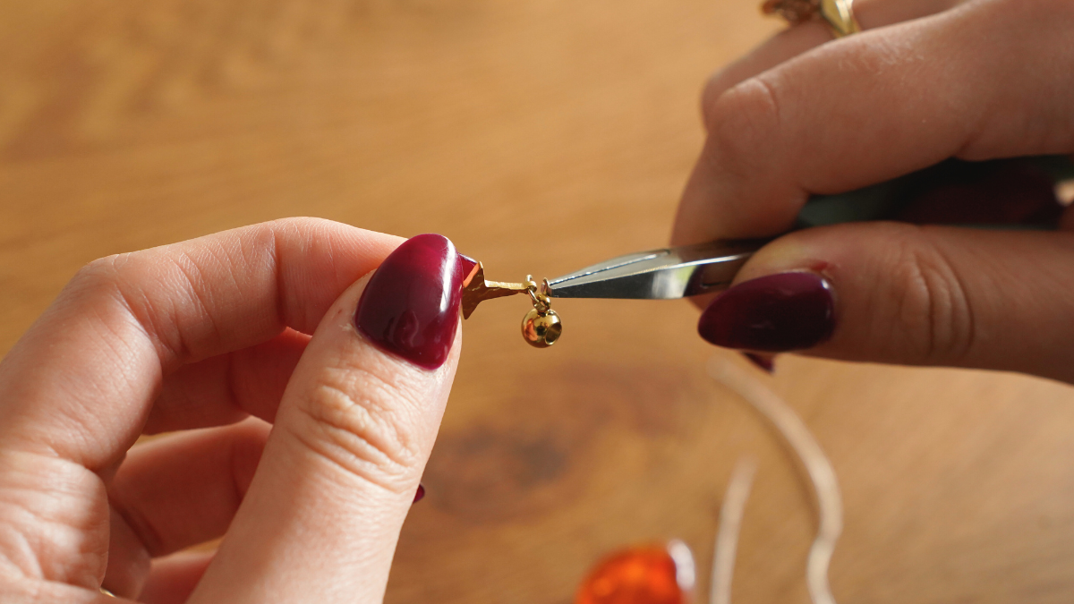 Bracelet perles en résine et breloques en acier inoxydable : Etape 1