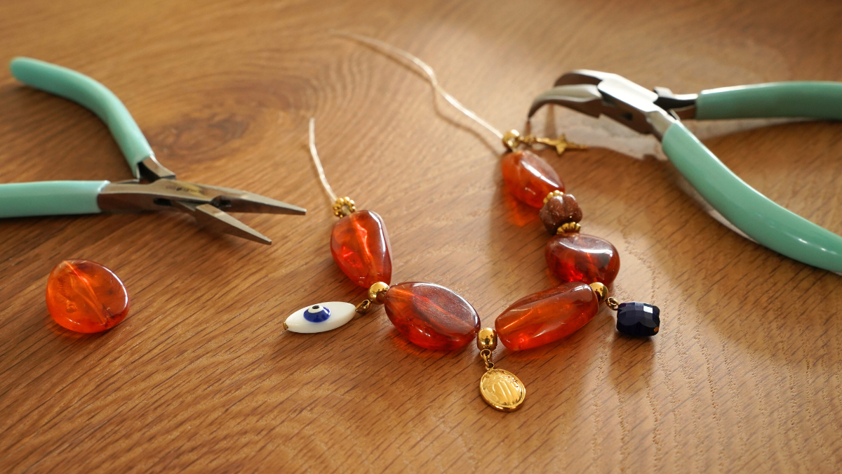 Bracelet perles en résine et breloques en acier inoxydable : Etape 2