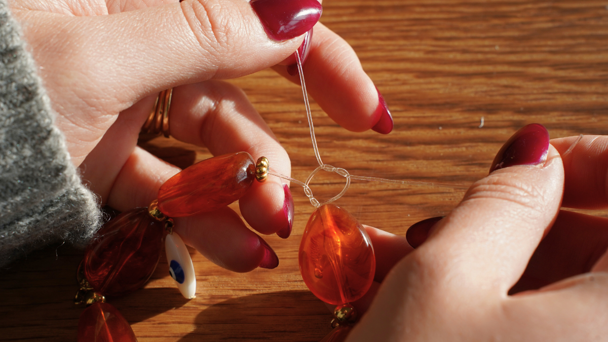 Bracelet perles en résine et breloques en acier inoxydable : Etape 3