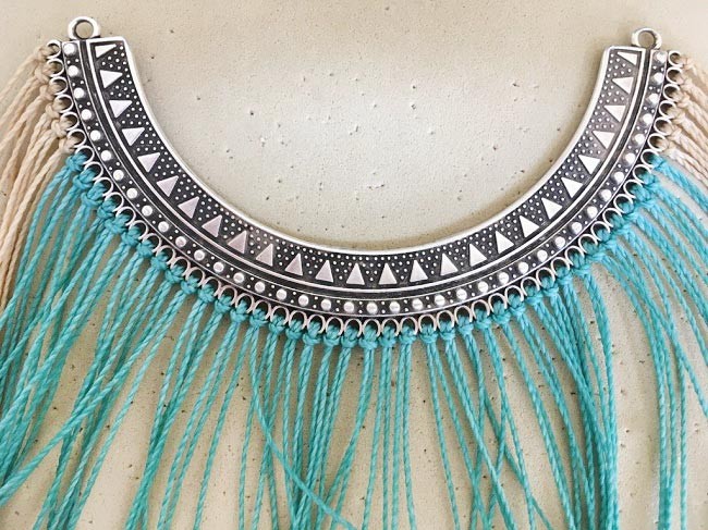 Collier micro macramé avec intercalaire torque et cabochon poire PureCrystal : Etape 2