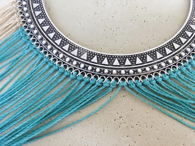 Collier micro macramé avec intercalaire torque et cabochon poire PureCrystal : Etape 3