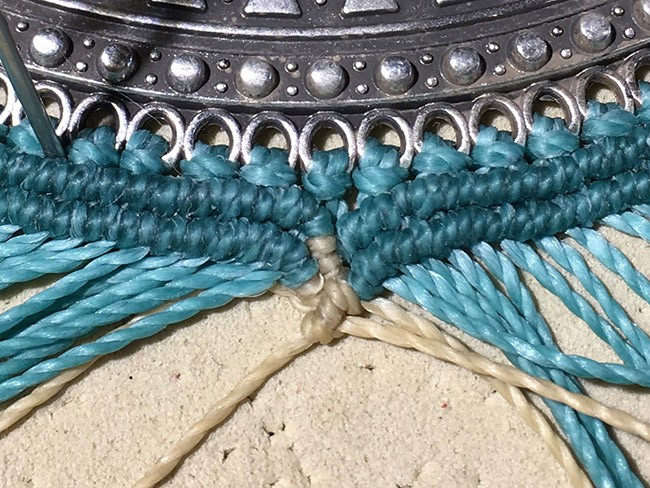 Collier micro macramé avec intercalaire torque et cabochon poire PureCrystal : Etape 6