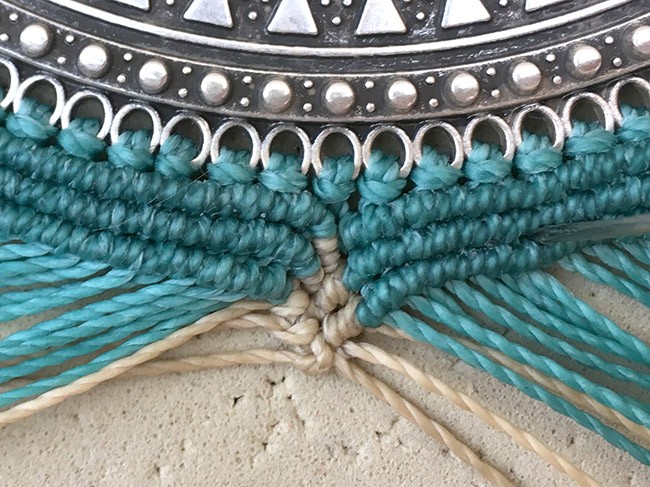 Collier micro macramé avec intercalaire torque et cabochon poire PureCrystal : Etape 7