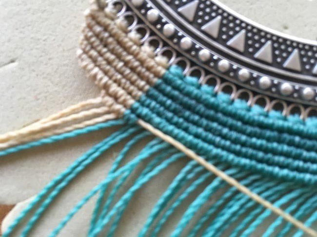 Collier micro macramé avec intercalaire torque et cabochon poire PureCrystal : Etape 9