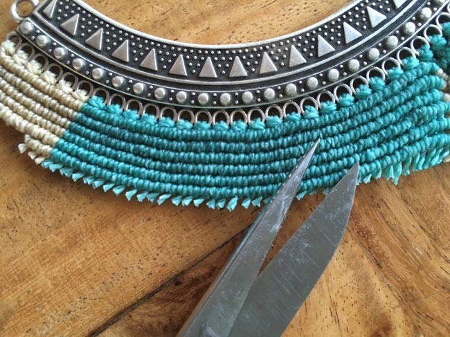 Collier micro macramé avec intercalaire torque et cabochon poire PureCrystal : Etape 10