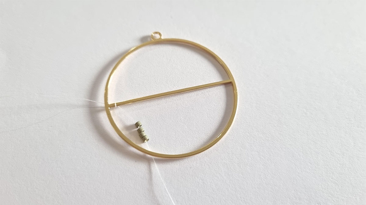 Boucles d'oreilles demi fleur en tissage : Etape 1