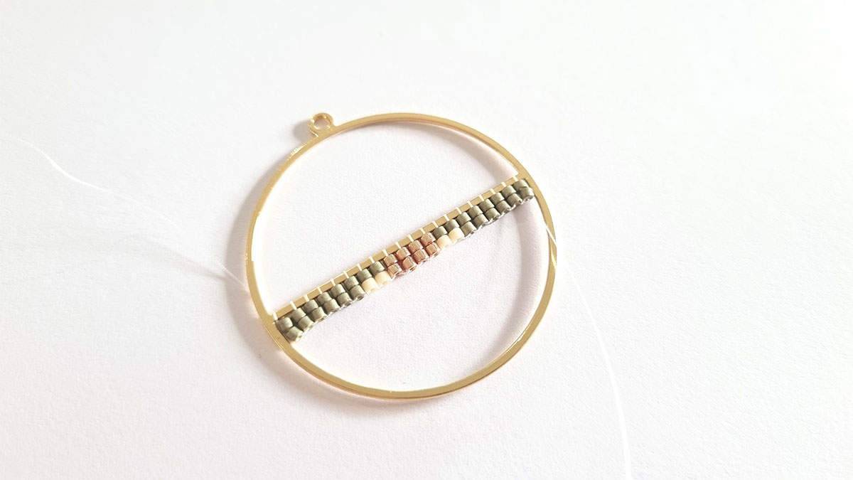 Boucles d'oreilles demi fleur en tissage : Etape 2