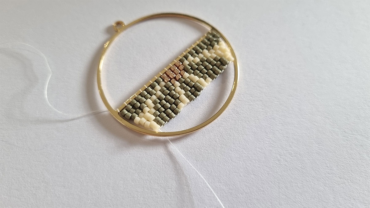 Boucles d'oreilles demi fleur en tissage : Etape 3