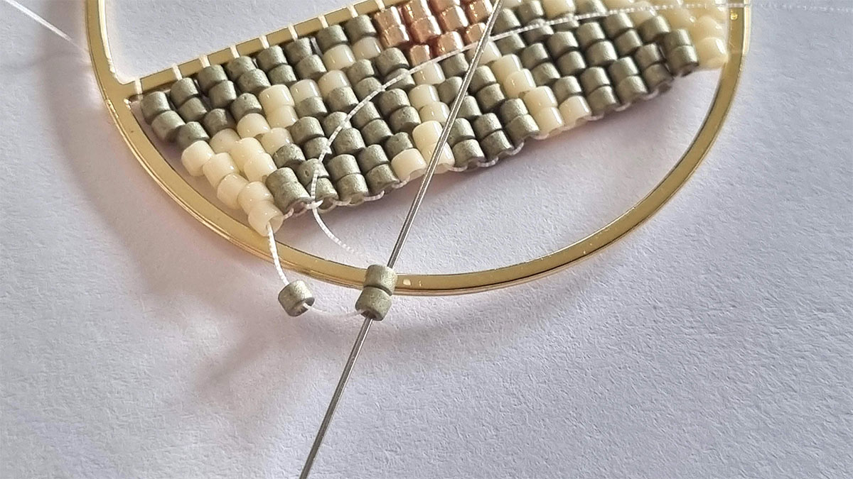 Boucles d'oreilles demi fleur en tissage : Etape 4