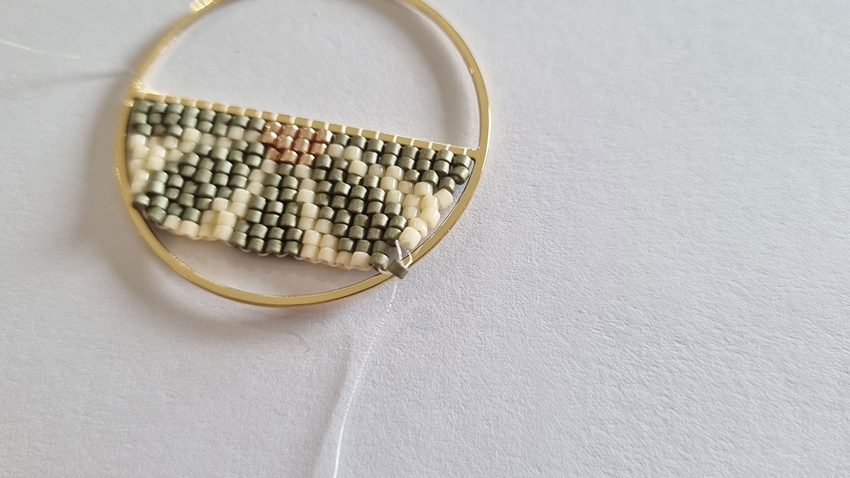 Boucles d'oreilles demi fleur en tissage : Etape 5