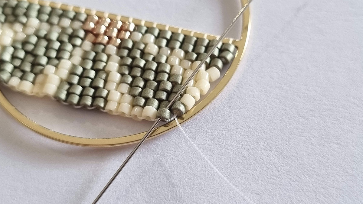 Boucles d'oreilles demi fleur en tissage : Etape 6