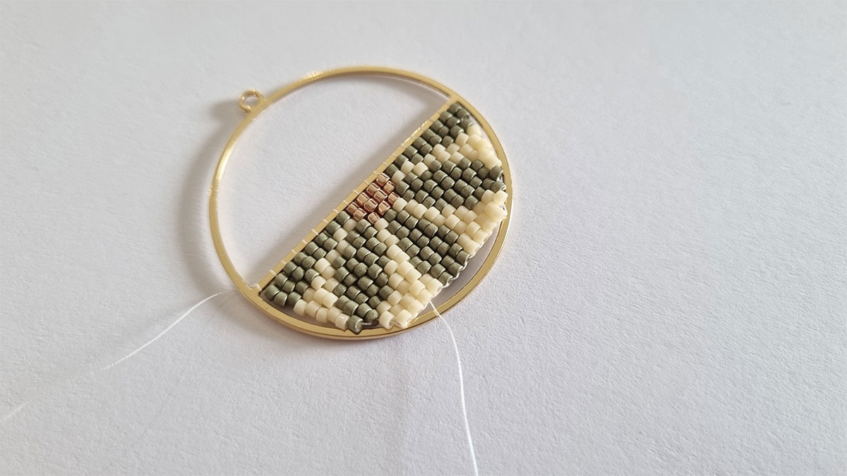 Boucles d'oreilles demi fleur en tissage : Etape 7