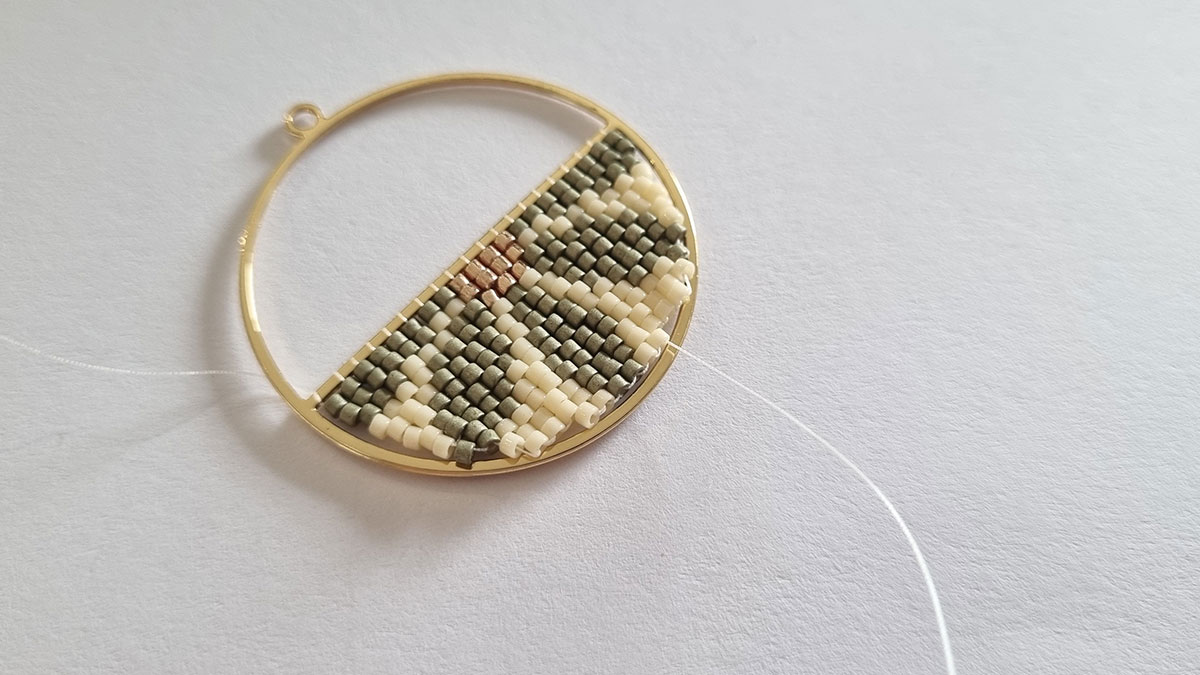 Boucles d'oreilles demi fleur en tissage : Etape 8