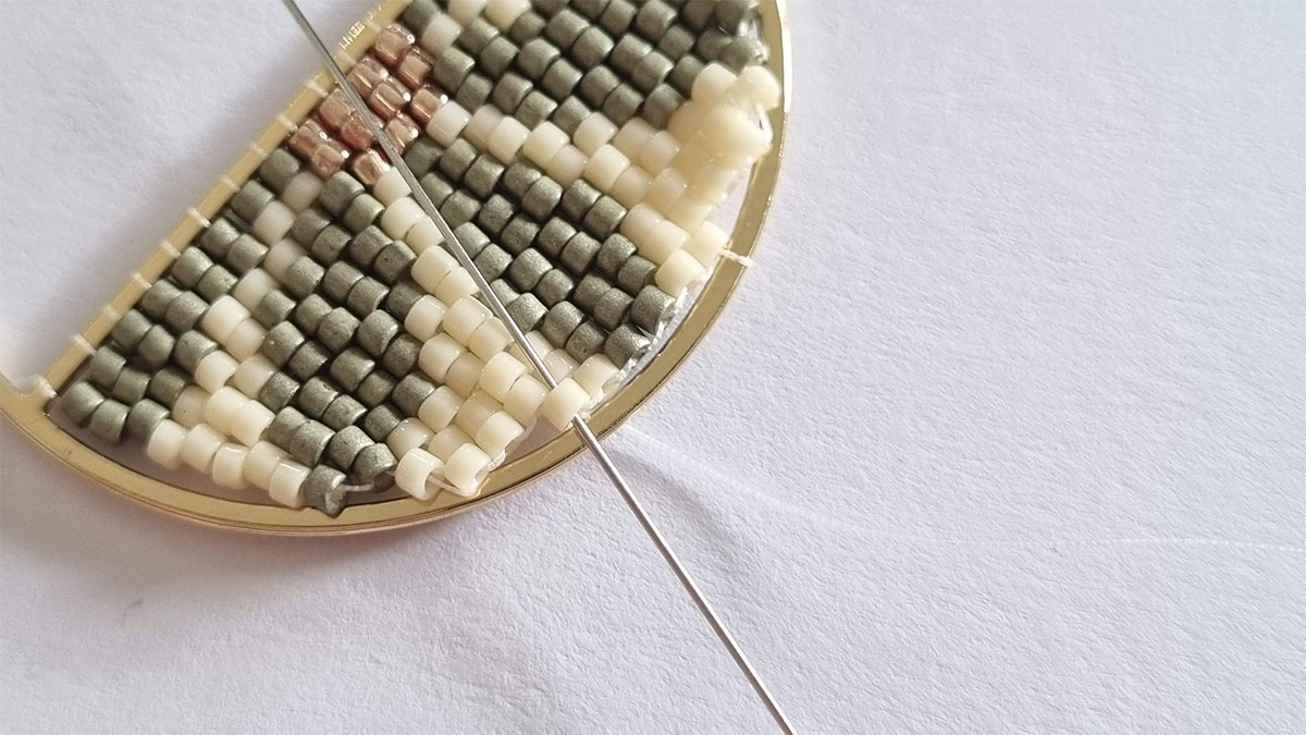 Boucles d'oreilles demi fleur en tissage : Etape 9